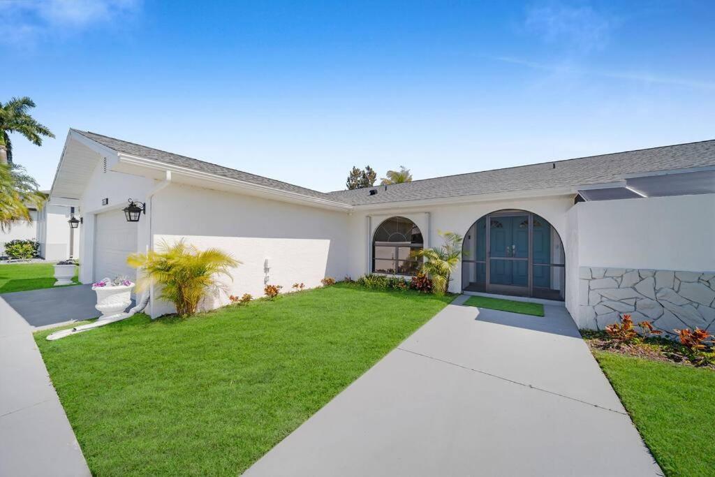 Villa Luxury Waterfront Haven In Cape Coral - Dog-Friendly Escape With Private Pool Exterior foto