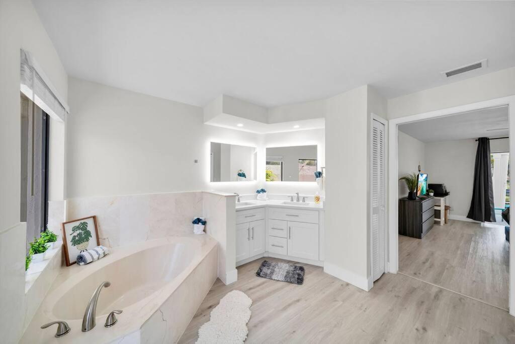 Villa Luxury Waterfront Haven In Cape Coral - Dog-Friendly Escape With Private Pool Exterior foto