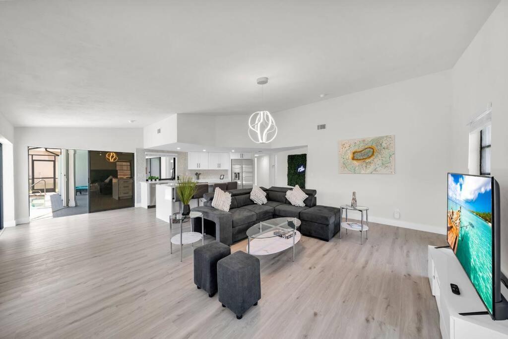 Villa Luxury Waterfront Haven In Cape Coral - Dog-Friendly Escape With Private Pool Exterior foto